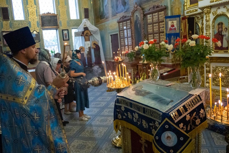 Чин погребіння Пресвятої Богородиці з хресною ходою навколо храму (ФОТО) | Фото 2