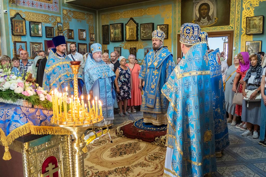 Митрополит Онуфрій звершив Божественну Літургію у нашому храмі (ФОТО) | Фото 11