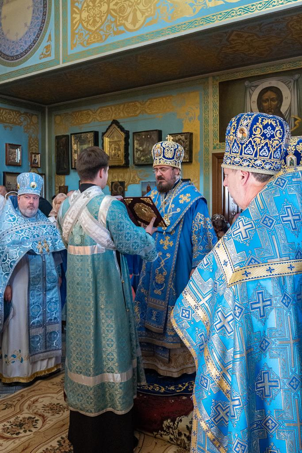 Митрополит Онуфрій звершив Божественну Літургію у нашому храмі (ФОТО) | Фото 12