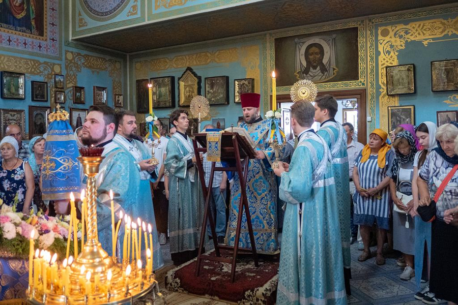 Митрополит Онуфрій звершив Божественну Літургію у нашому храмі (ФОТО) | Фото 24