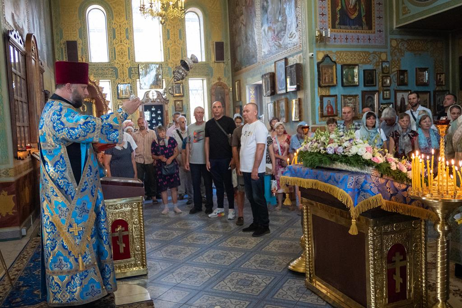 Митрополит Онуфрій звершив Божественну Літургію у нашому храмі (ФОТО) | Фото 9