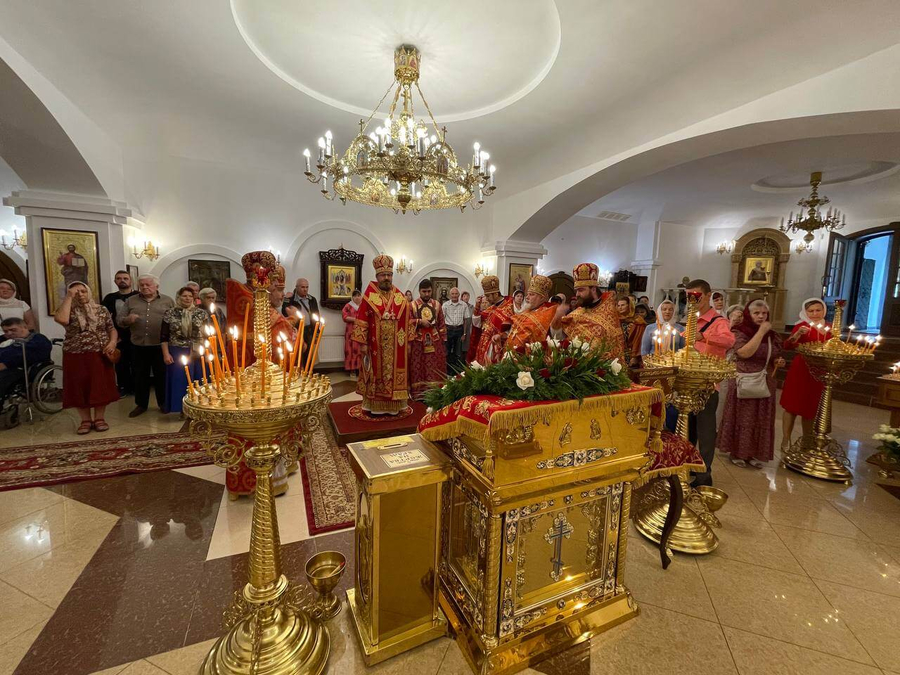 Святкове богослужіння у храмі на честь святих Жен-Мироносиць міста Харкова (ФОТО) | Фото 7