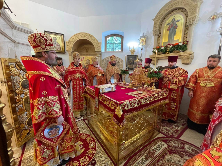 Святкове богослужіння у храмі на честь святих Жен-Мироносиць міста Харкова (ФОТО) | Фото 6