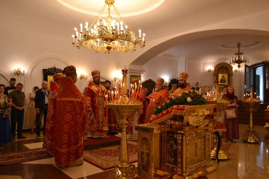 Святкове богослужіння у храмі на честь святих Жен-Мироносиць міста Харкова (ФОТО) | Фото 13