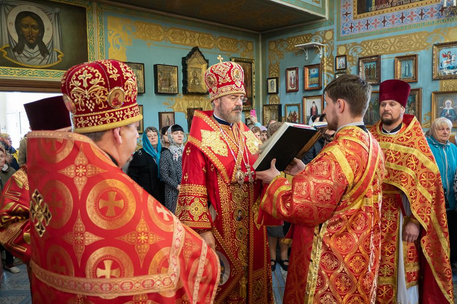 Митрополит Онуфрій звершив Божественну Літургію у нашому храмі (ФОТО) | Фото 10