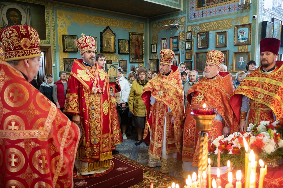 Митрополит Онуфрій звершив Божественну Літургію у нашому храмі (ФОТО) | Фото 9