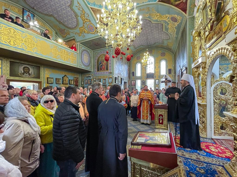 Митрополит Онуфрій звершив Божественну Літургію у нашому храмі (ФОТО) | Фото 38
