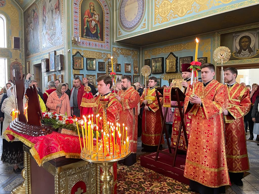 Митрополит Онуфрій звершив Божественну Літургію у нашому храмі (ФОТО) | Фото 19