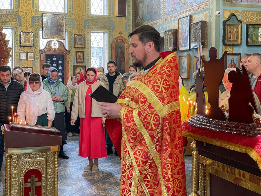 Митрополит Онуфрій звершив Божественну Літургію у нашому храмі (ФОТО) | Фото 36