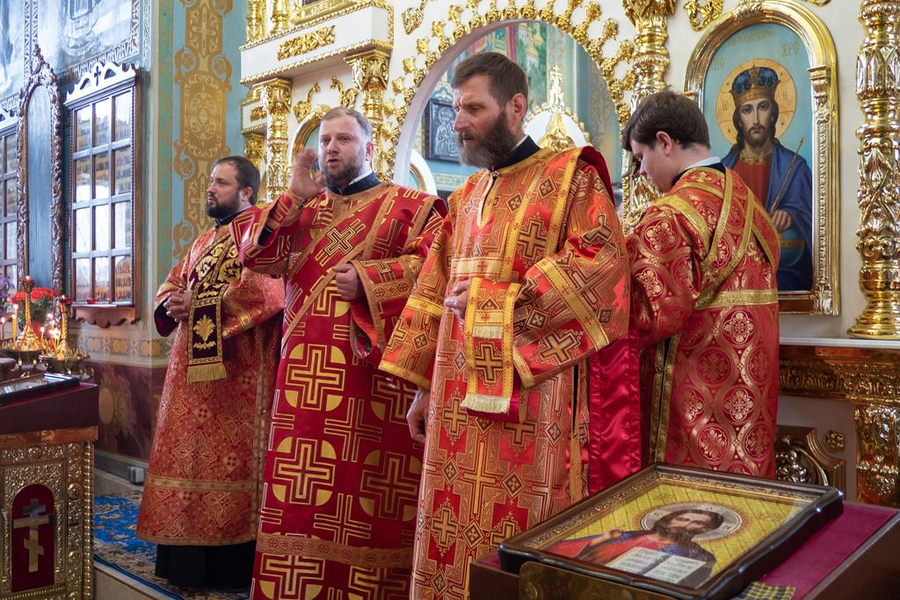 Митрополит Онуфрій звершив Божественну Літургію у нашому храмі (ФОТО) | Фото 27