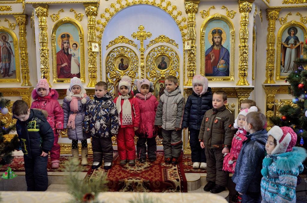 Воспитанники детского сада №96 поздравили с Рождеством Христовым прихожан и труженников нашего храма (ФОТО)
