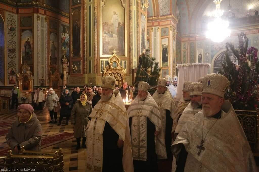 Вечірне богослужіння у свято Різдва Христового в Благовіщенському соборі міста Харкова (ФОТО) | Фото 12