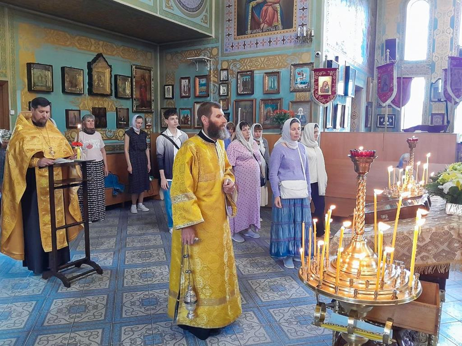 Вечірнє богослужіння напередодні свята первоверховних апостолів Петра та Павла (ФОТО) | Фото 10